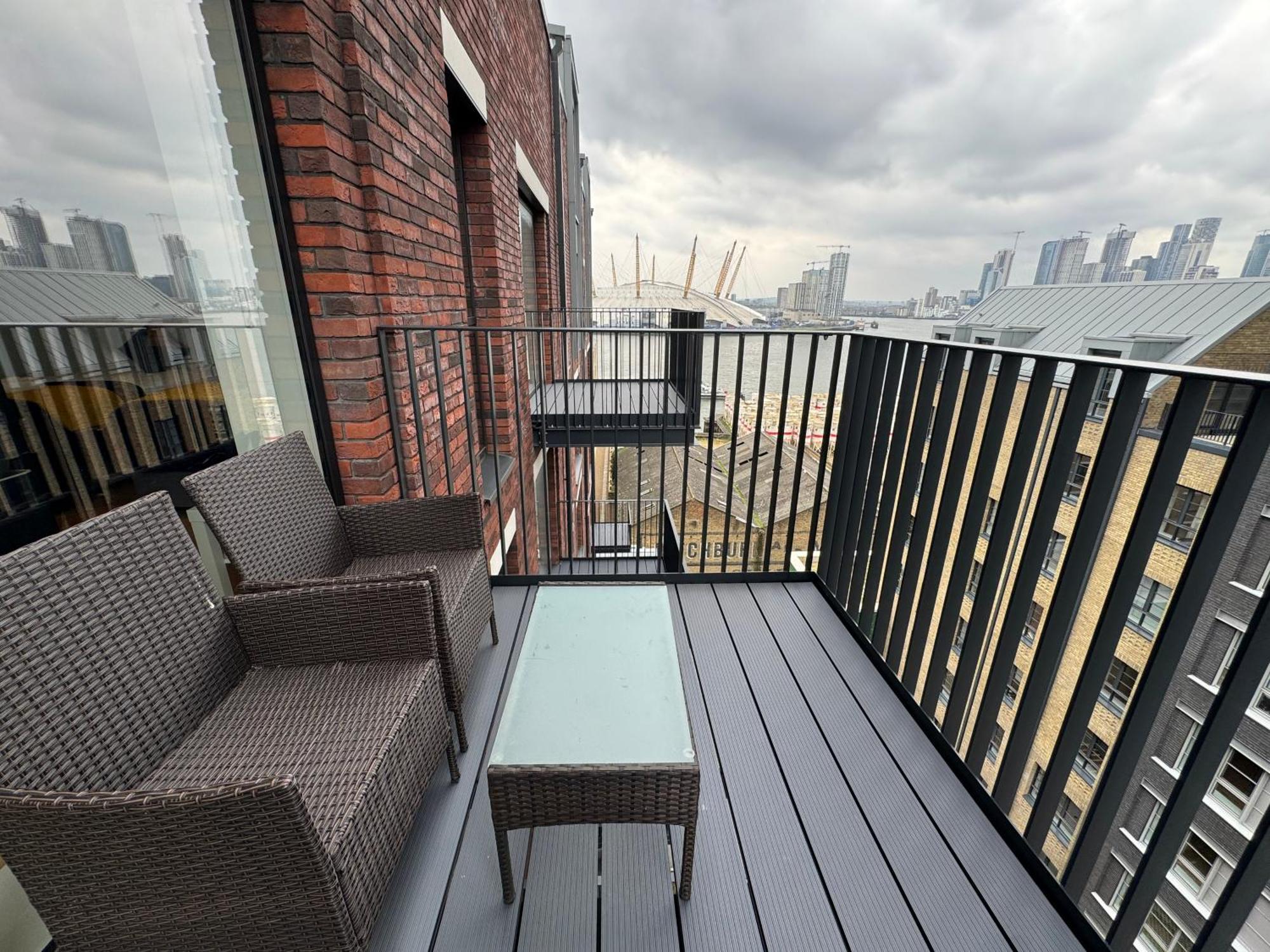 London Luxury Flat With Balcony, River View, O2 Arena, Excel, Canary Wharf, Station Lejlighed Eksteriør billede
